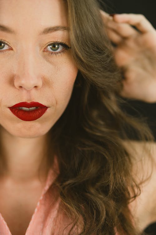 咖啡色頭髮的女人, 嘴唇, 垂直拍摄 的 免费素材图片