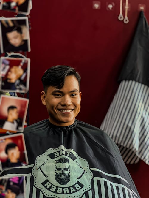 Foto profissional grátis de cabeleireiro, cabelo curto, fundo vermelho