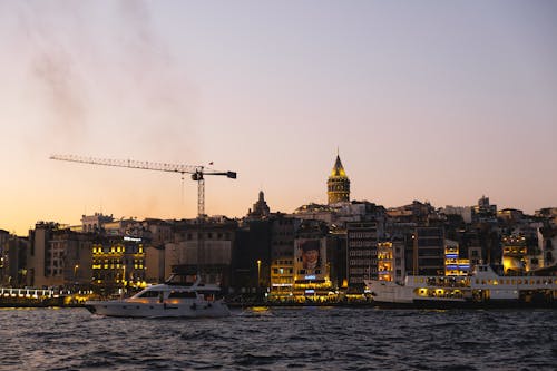 Foto profissional grátis de alvorecer, arquitetura românica, balsa