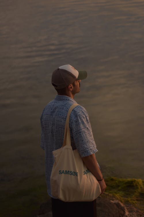 가방, 강, 남자의 무료 스톡 사진