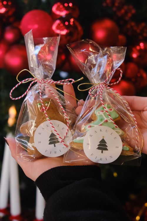 Free Close-up of gingerbread cookies in clear bags with Christmas decorations in the background. Stock Photo
