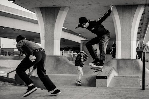 Monochromes Foto Von Männern Skateboarding