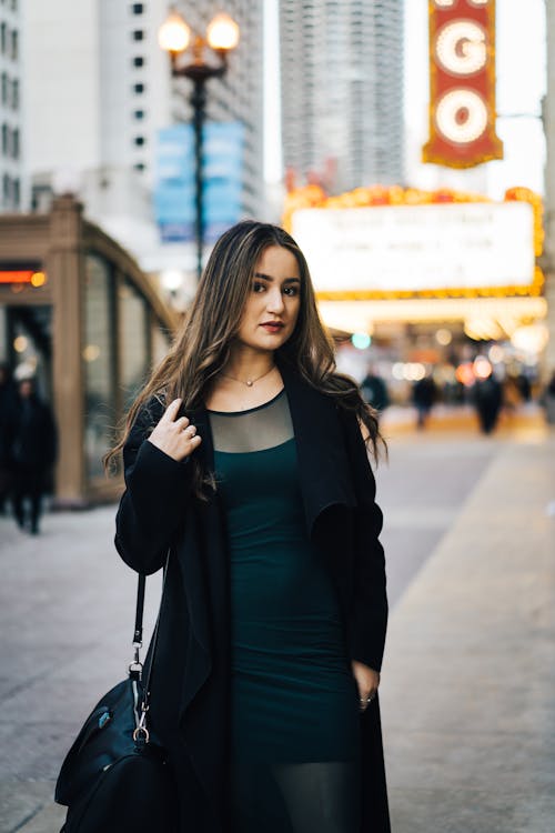 Женщина Носить Черное Пальто Выборочный Фокус Фотография