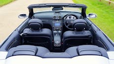 从高角度俯瞰豪华梅赛德斯-奔驰敞篷车的内饰，展现其优雅细节