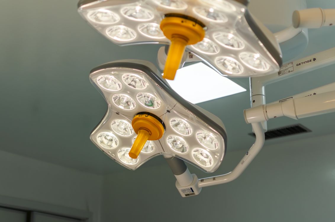 Free Bright LED surgical lights in a hospital operating room, emphasizing technology and healthcare. Stock Photo
