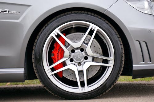 免费 黑色橡胶梅赛德斯·奔驰汽车车轮 素材图片