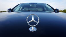 梅赛德斯-奔驰徽标特写，位于豪华汽车引擎盖上，设计时尚