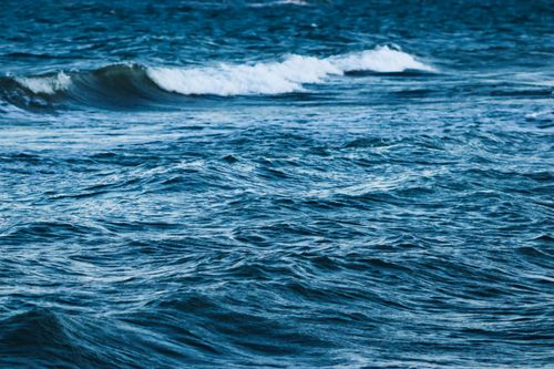 Free A vivid scene of ocean waves crashing and creating dynamic water textures. Stock Photo