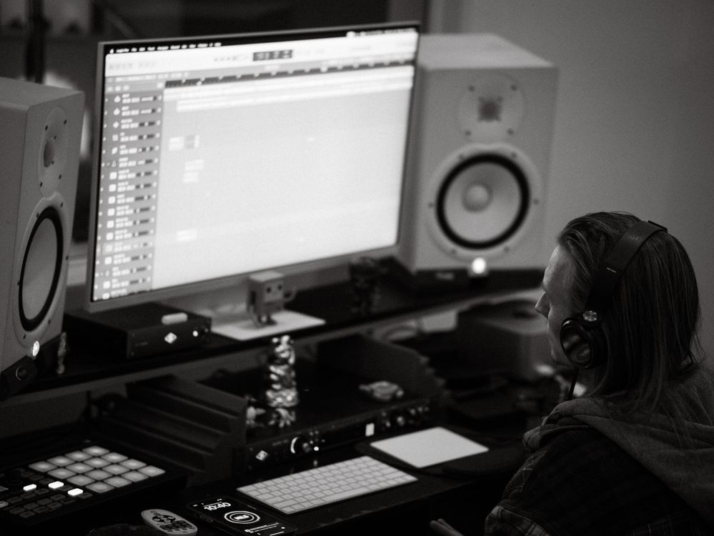 Audio engineer in the studio · Free Stock Photo