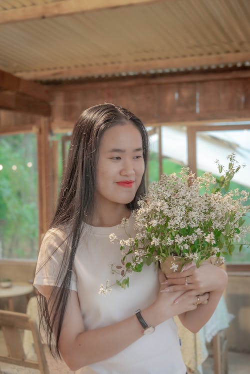 Kostnadsfri bild av asiatisk kvinna, blommor, bukett