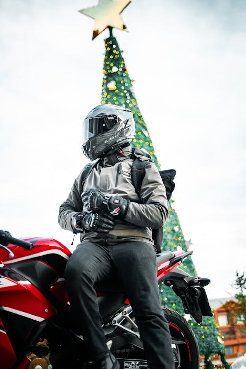 Foto profissional grátis de apoiando, árvore de Natal, capacete de segurança