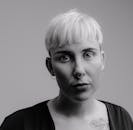 一位女子的单色肖像，短发、鼻孔清晰可见