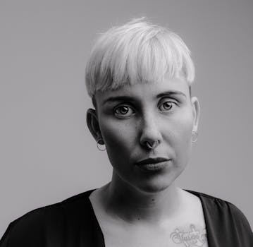 一位女子的单色肖像，短发、鼻孔清晰可见