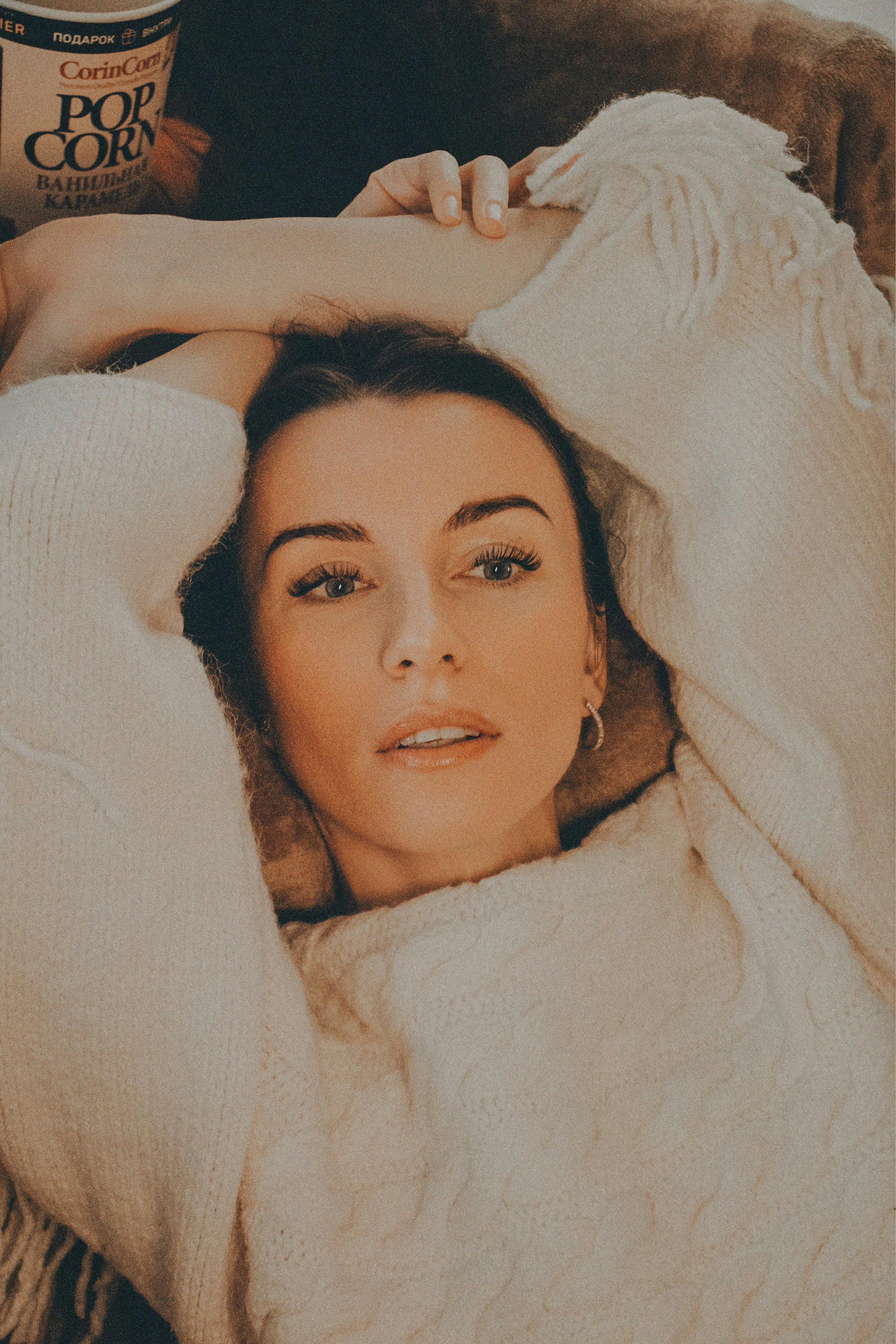 Gratuit Jeune Femme En Pull Blanc Allongée Et Regardant Ailleurs Photos