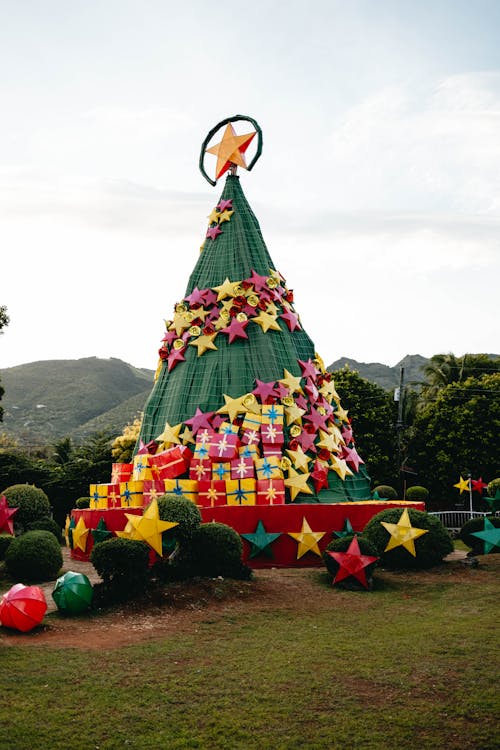 Foto profissional grátis de artificial, árvore de Natal, campo