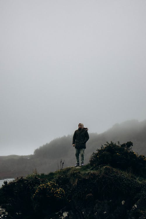 Darmowe zdjęcie z galerii z krajobraz, mężczyzna, mgła