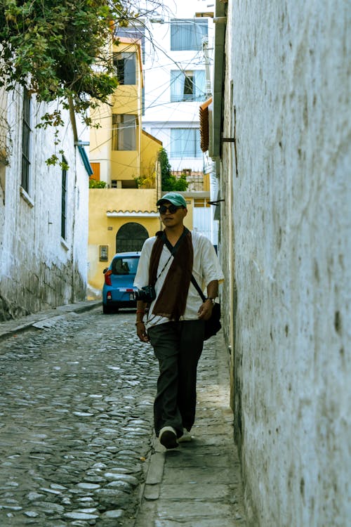 Foto profissional grátis de alameda, aldeia, andando