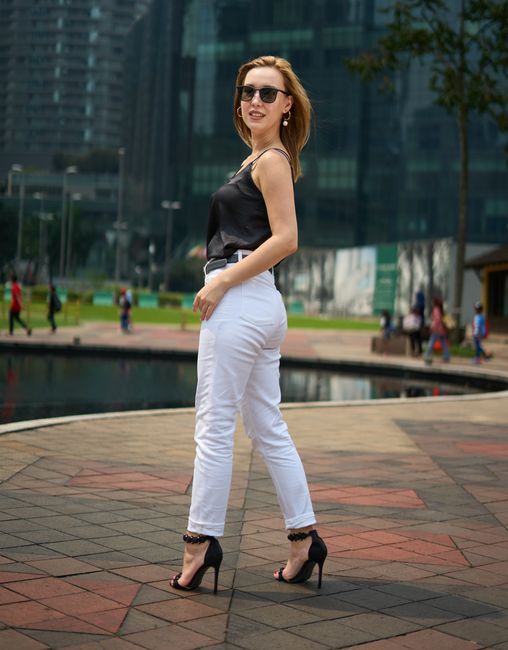 Black satin over white jeans — keeping it simple today with just the two colors 🖤
#dailylook #black #tanktop #jeans