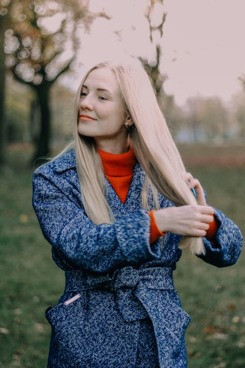 Fotos de stock gratuitas de abrigo, arreglando el cabello, de pie