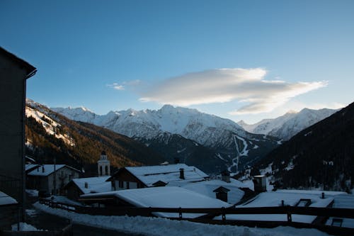 Kostenloses Stock Foto zu berge, dächer, dorf