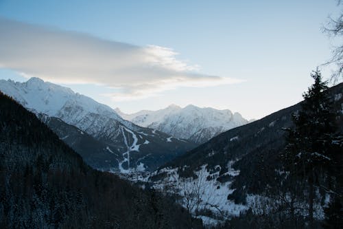 Бесплатное стоковое фото с горный хребет, горы, долина