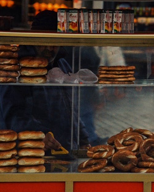Ilmainen kuvapankkikuva tunnisteilla croissantit, leivonnainen, näytelaatikko