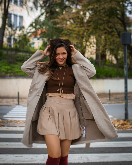 Bugün yulaf rengi kabanın altına kahverengi triko giydim, ayakta da bordo çoraplarla bir dokunuş 🍁 Sıcak tonlar bana iyi geliyor
#günlükkombin #beige #coat #skirt