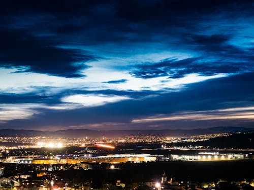 Gratis lagerfoto af arkitektur, blå himmel, by