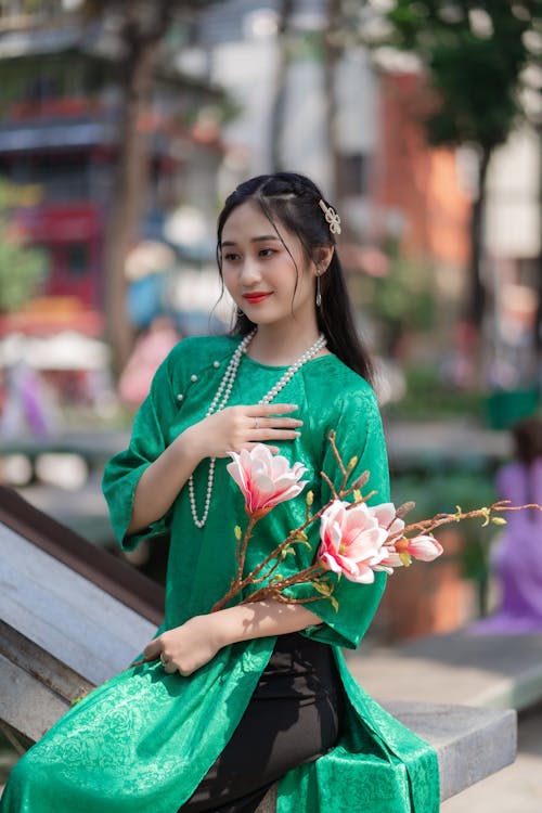 Asyalı kadın, Çiçekler, dikey atış içeren Ücretsiz stok fotoğraf