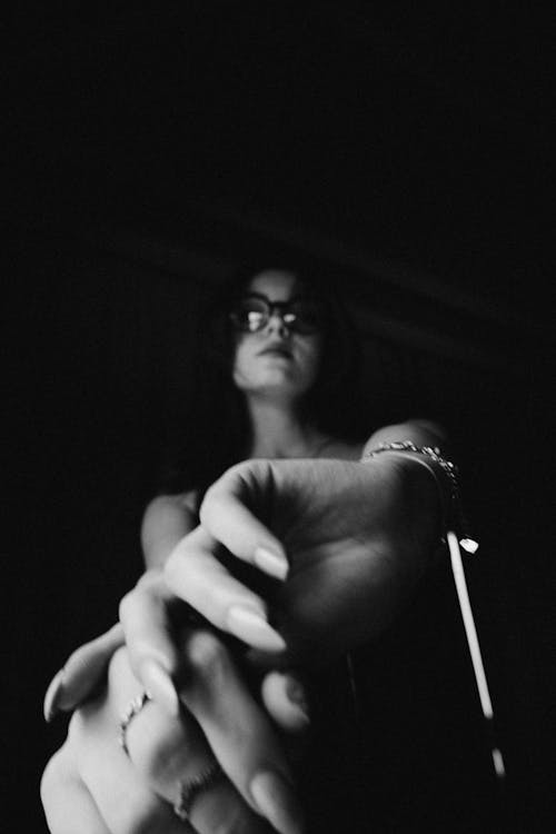 Imagine de stoc gratuită din alb-negru, femeie, fotografie cu unghi mic