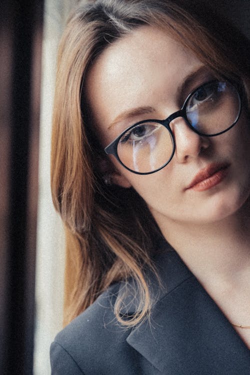 Δωρεάν στοκ φωτογραφιών με γυαλιά οράσεως, γυναίκα, κατακόρυφη λήψη