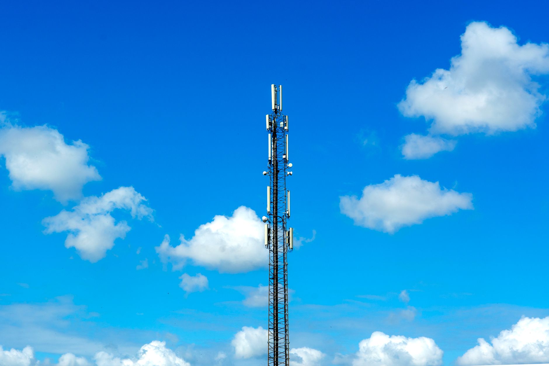 https://www.pexels.com/photo/clouds-over-radio-mast-19583955/