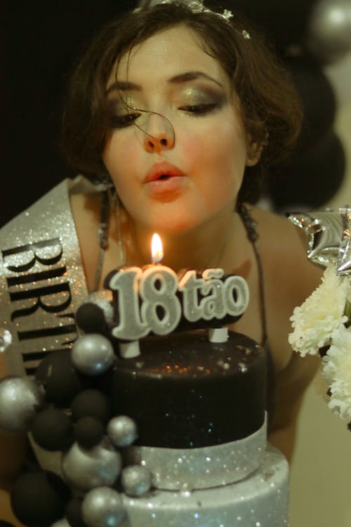 Gratis lagerfoto af 18. fødselsdag, blæser lysene ud, fejring