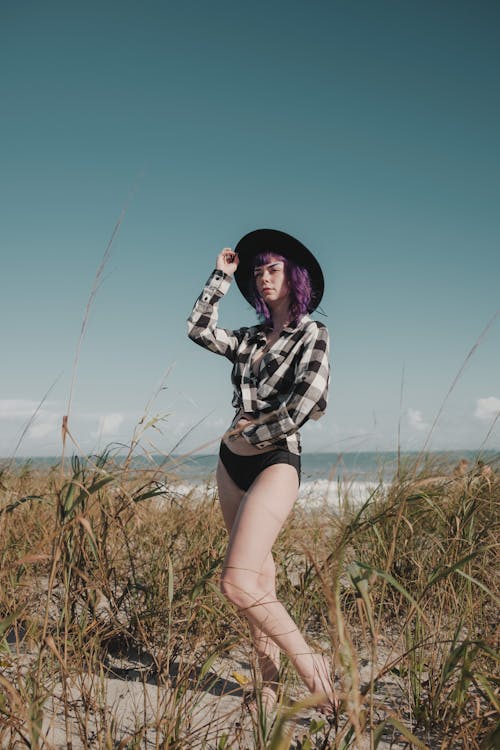 Foto d'estoc gratuïta de barret, bonic, cabell violeta