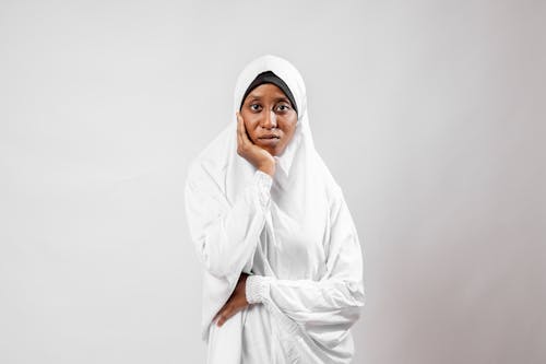 Darmowe zdjęcie z galerii z dotykający, fotografia mody, hidżab