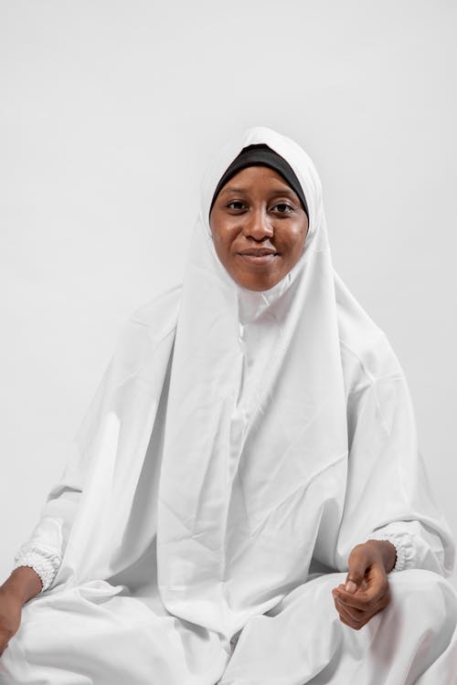 Darmowe zdjęcie z galerii z biała suknia, białe tło, biały hidżab