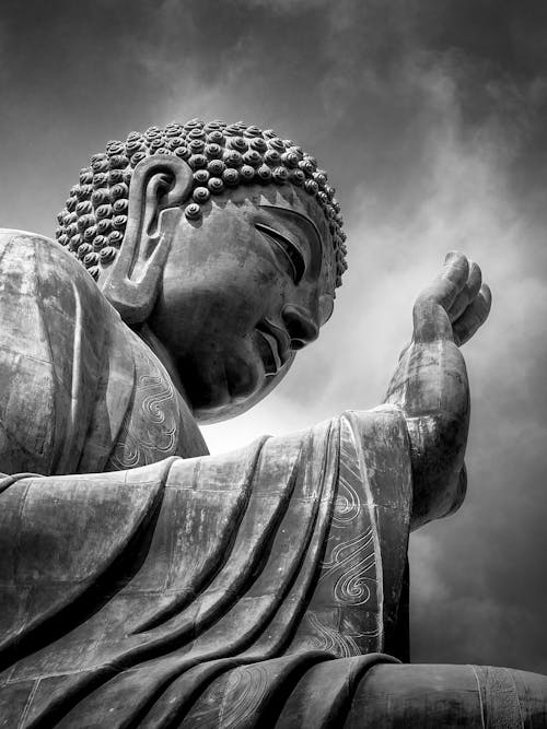 Questa è La Statua Di Tian Tan (Grande Buddha) Nel Monastero Po Lin Sull'isola Di Lantau, Hong Kong. è In Cima A Una Grande Collina Con Gradini Che Portano In Alto E La Statua Stessa è Alta