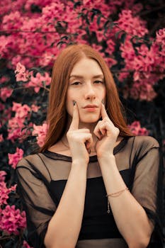 一位年轻女子优雅地摆出粉红色花朵的姿势，散发着优雅的气质