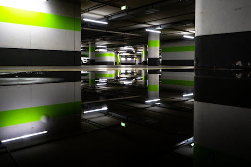 Безкоштовне стокове фото на тему «багатоповерхова автостоянка, відображення світла, вода»