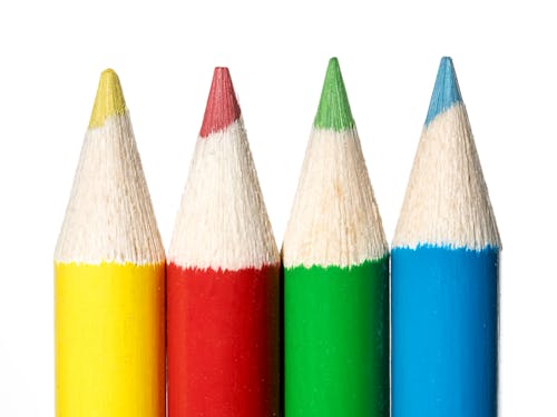 Gratis arkivbilde med fargede blyanter, hvit bakgrunn, nærbilde