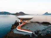 从空中俯瞰，巴西尼特罗伊当代艺术博物馆壮丽地坐落在山海之间