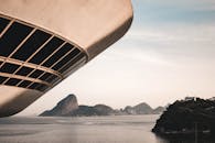 在巴西里约热内卢，一座未来派建筑坐拥海岸与山景