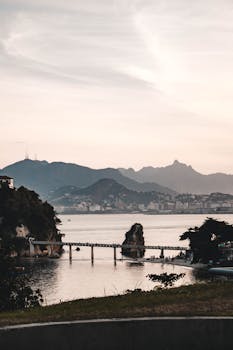 日落时分，里约热内卢海岸线的壮丽景色、宁静的海景与城市轮廓交相辉映