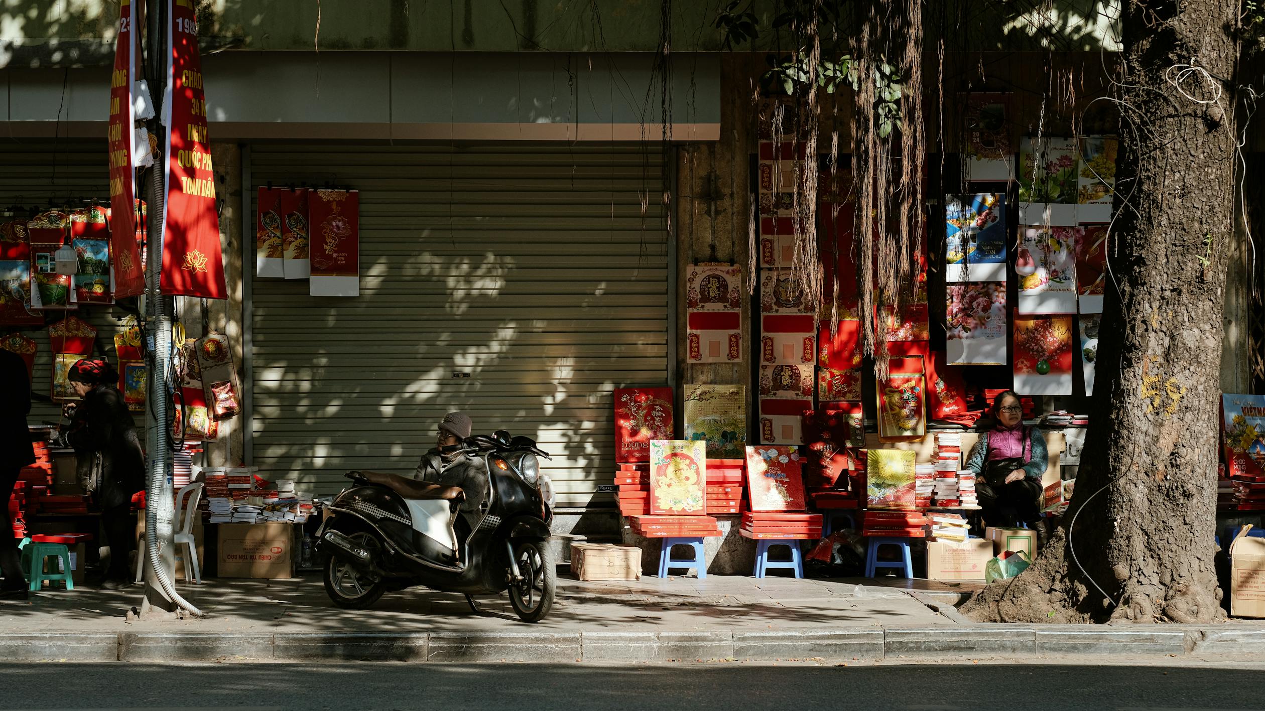People Selling Goods on the Street in City · Free Stock Photo