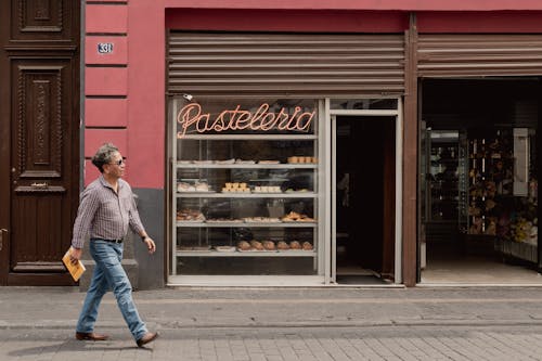 Foto profissional grátis de andando, camisa, cidade