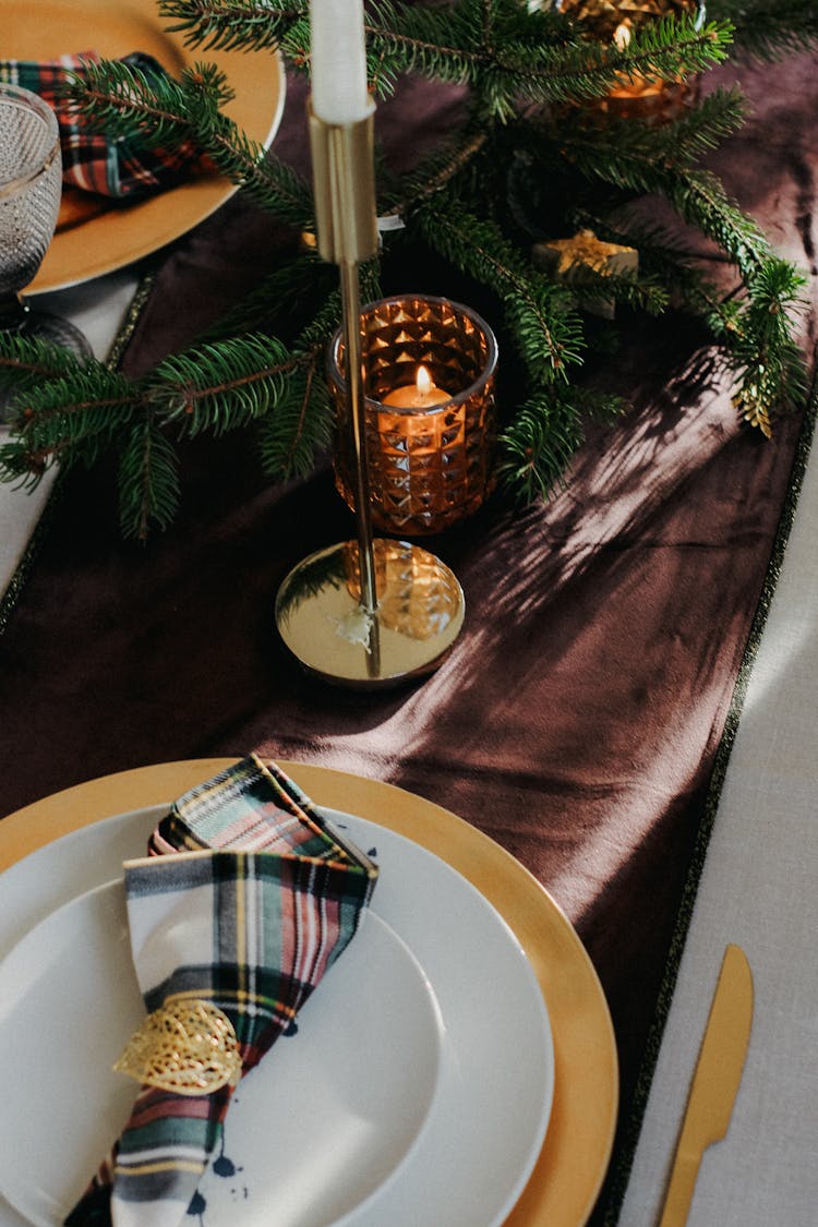 Elegant Christmas Table Setting