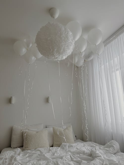 Gratis stockfoto met ballonnen, bed, decoratie