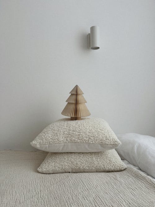 램프, 베개, 벽의 무료 스톡 사진