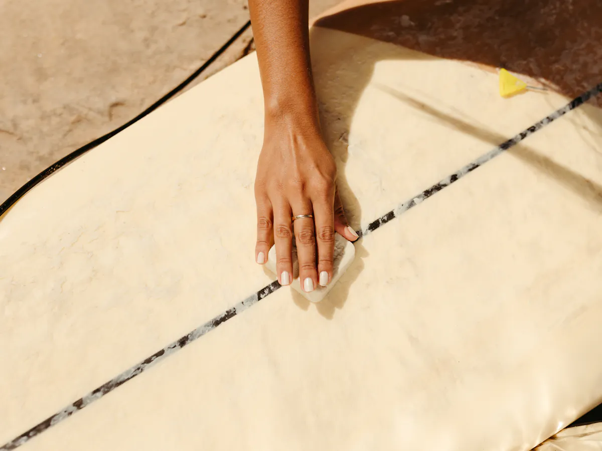 A comparison infographic highlighting benefits between laser waxings and traditional methods.Alt text: Comparing benefits of laser waxings against traditional methods like shaving and regular wax