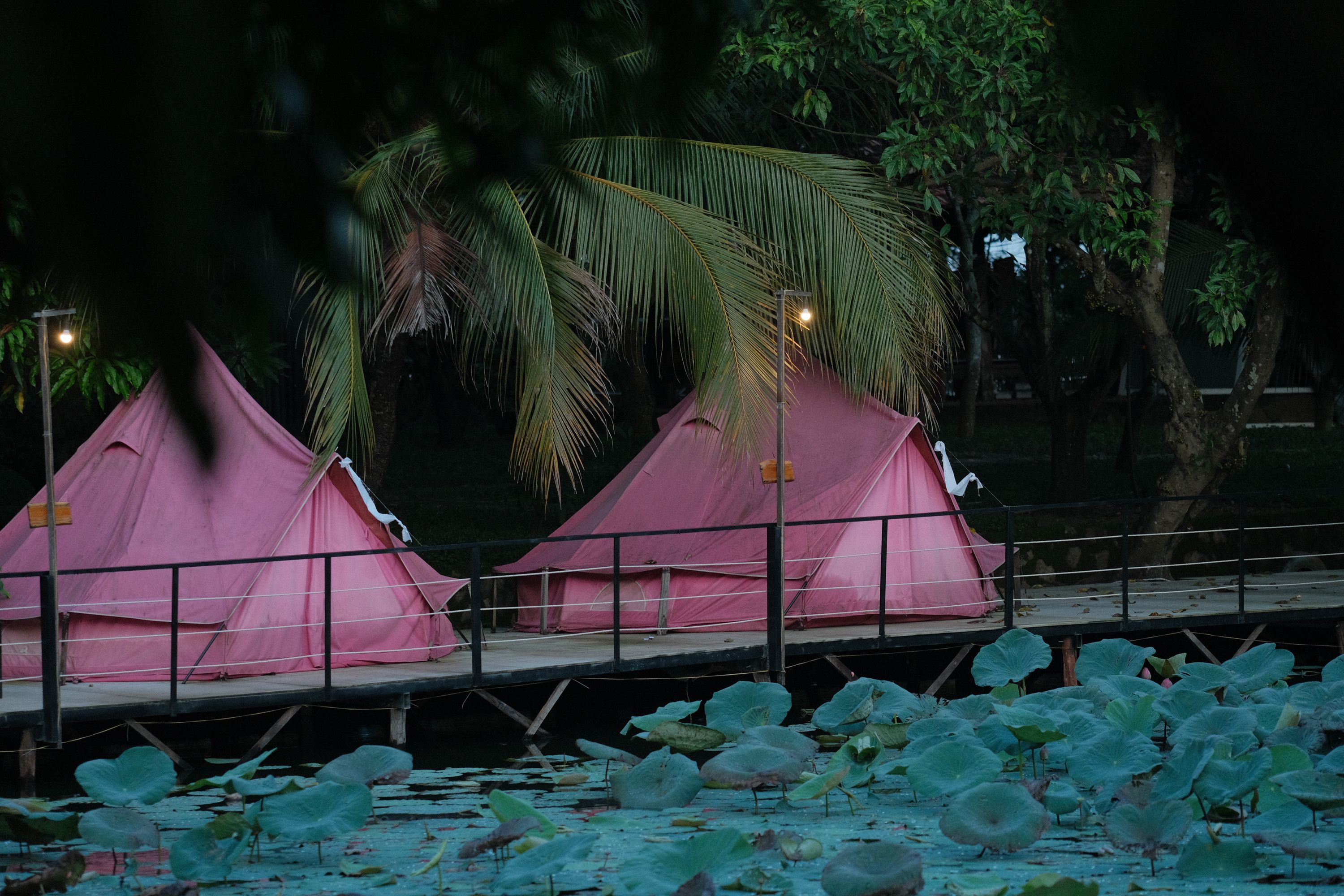 Uji Akomodasi & Gaya Menginap: Glamping Mewah vs Vila Pegunungan - ciwidey vs pangalengan